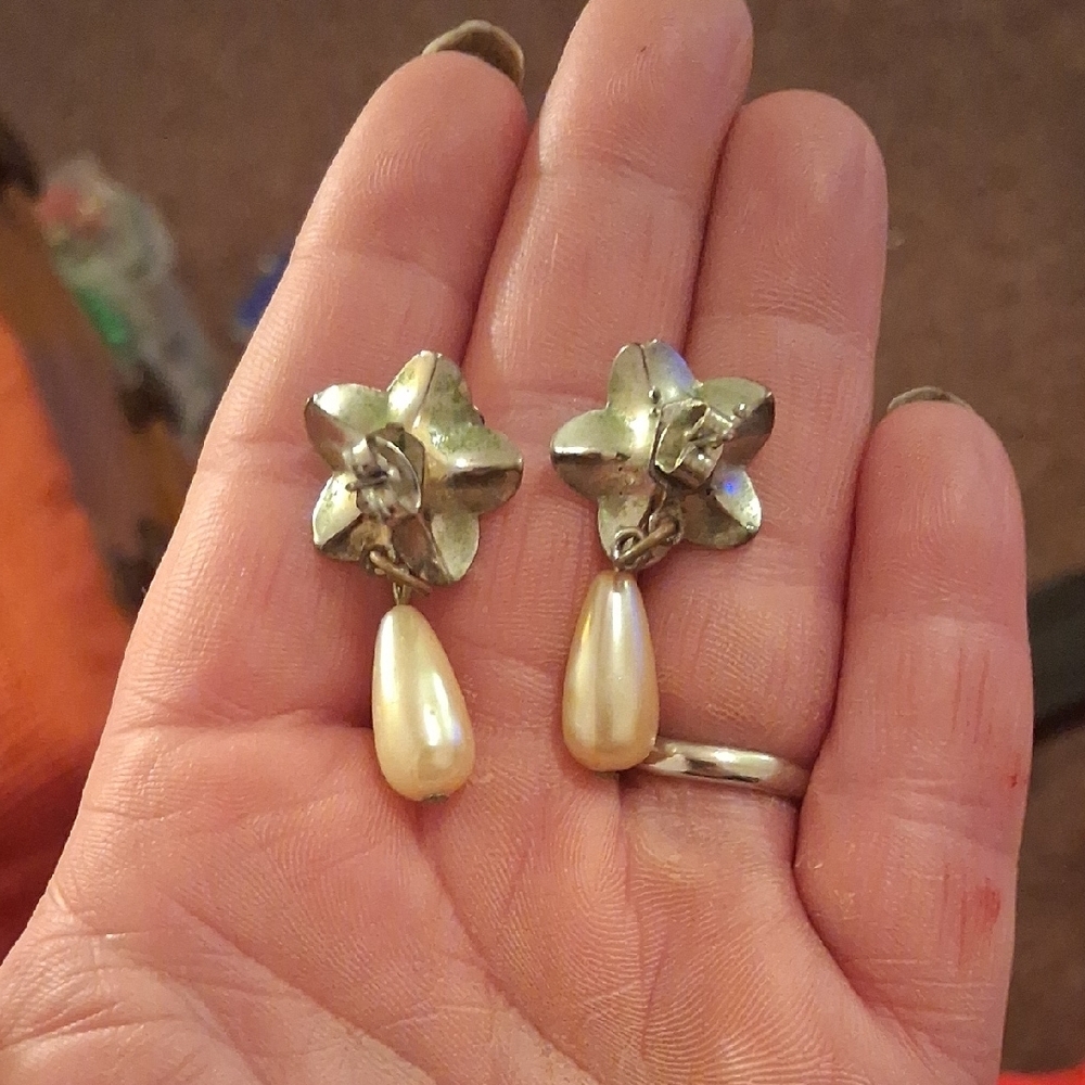 Elegant Floral Pearl Drop Earrings - Picture 6 of 6